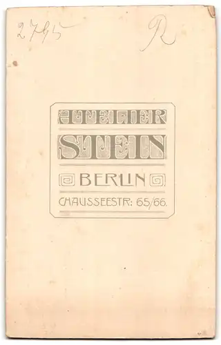 Fotografie Wilhelm Stein, Berlin, Chauseestr. 65-66, Süsses Kleinkind im Kleid mit Spielzeugpferd sitzt auf Fell