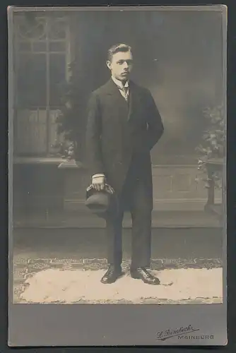 Fotografie L. Dimbeck, Mainburg, Junger Herr im Anzug mit Krawatte