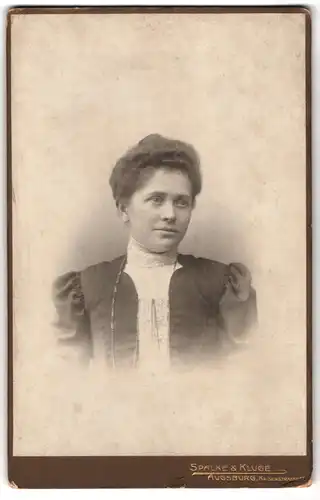 Fotografie Spalke & Kluge, Augsburg, Kaiserstr. 17, Junge Dame in hübscher Kleidung