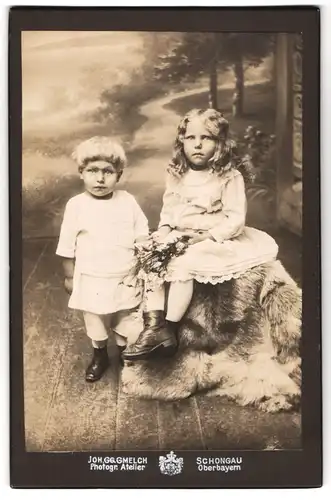 Fotografie Joh. Gg. Gmelch, Schongau /Oberbayern, Kinderpaar in hübscher Kleidung mit Blumen