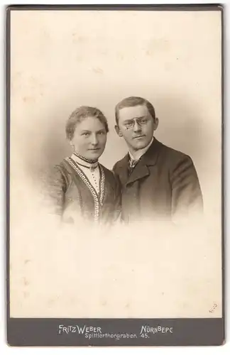 Fotografie Fritz Weber, Nürnberg, Spittlertorgraben 45, Junges Paar in hübscher Kleidung
