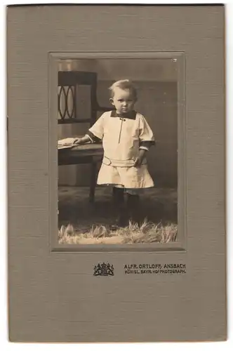Fotografie Alfr. Ortloff, Ansbach, Kleines Kind in modischer Kleidung
