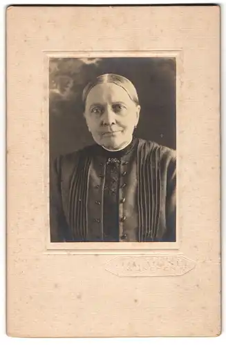 Fotografie Th. Aignei, München, Rosenheimerstr. 36, Ältere Dame mit zurückgebundenem Haar