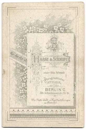 Fotografie Haase & Schmidt, Berlin-C., Alte Schönhauserstr. 23-24, Ältere Dame mit Kragenbrosche und Amulett