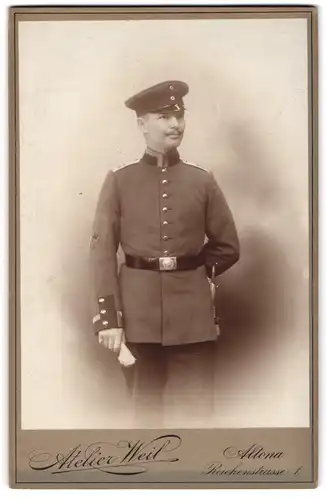 Fotografie Atelier Weil, Hamburg-Altona, Reichenstrasse 1, Junger Ufz. in Uniform mit Schirmmütze