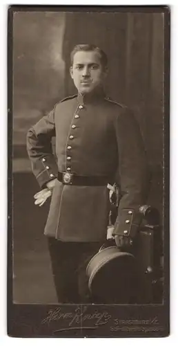 Fotografie Herm. Kneip, Strassburg, Schreiberstubgasse 6, Junger Soldat in Uniform mit Portepee am Bajonett