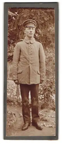 Fotografie unbekannter Fotograf und Ort, Junger Soldat in Uniform mit Ordenband Eisernes Kreuz