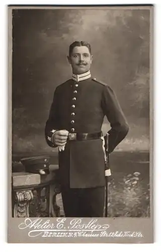 Fotografie Atelier E. Postlep, Berlin, Chausse Str. 12, Junger Soldat in Gardeuniform mit stolzer Körperhaltung