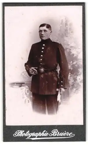 Fotografie Bruère, Mörchingen, Junger Soldat in Uniform mit Zigarette in der Hand