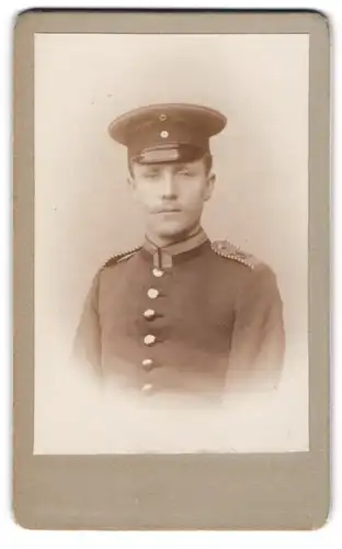 Fotografie unbekannter Fotograf und Ort, Einjährig-Freiwilliger Uffz. des 56. Rgts. in Uniform