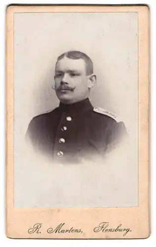 Fotografie R. Martens, Flensburg, Soldat in Uniform mit gewichstem Moustache