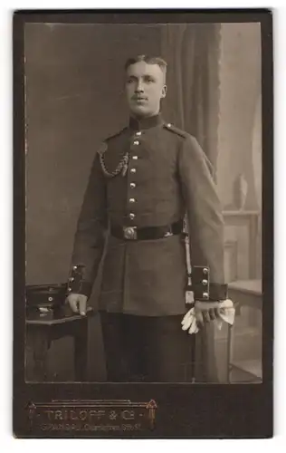 Fotografie Trillof & Co., Berlin-Spandau, Charlottenstrasse 17, Junger Soldat in Uniform mit Schützenschnur