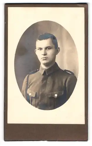 Fotografie unbekannter Fotograf und Ort, Kindlich aussehender Soldat in Feldgrau