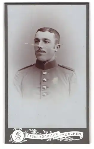 Fotografie Atelier Schmitz, München, Augustenstrasse 75, Junger Soldat in Uniform mit sympathischem Lächeln