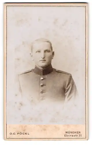 Fotografie O. C. Pöckl, München, Elvirastrasse 21, Junger Soldat in Uniform mit fragendem Blick