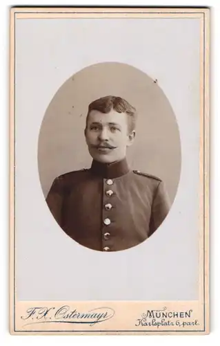 Fotografie F. X. Ostermayr, München, Karlsplatz 6, Kindlich aussehender Soldat in Uniform