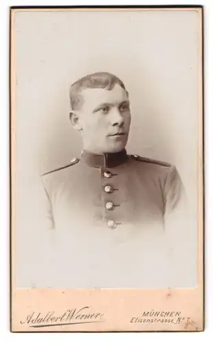 Fotografie Adalbert Werner, München, Elisenstrasse N7, Junger Soldat in Uniform mit Blick zur Seite