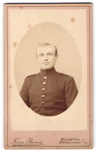 Fotografie Franz Bornée, Saarburg, Lupinstrasse 53, Blonder Soldat in Uniform mit kindlichen Gesichtszügen