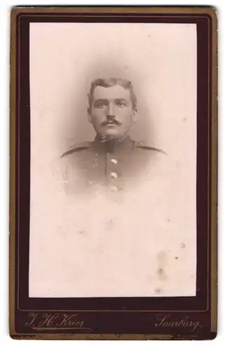 Fotografie I. H. Knier, Saarburg, Am Weiherstein, Soldat in Uniform mit direktem Blick in die Kamera