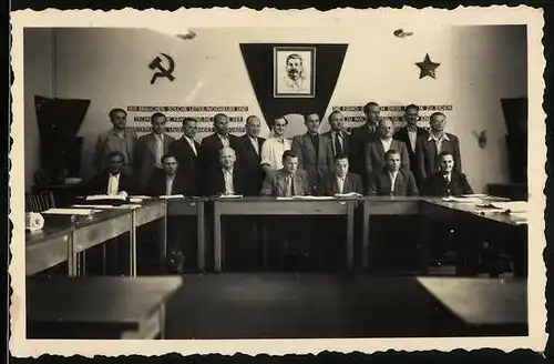 Fotografie Sitzungssaal mit Sowjet-Propaganda & Josef Stalin Konterfei