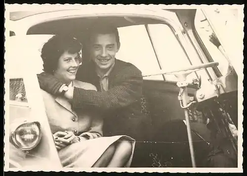Fotografie Auto BMW Isetta, glückliches Paar im Kleinwagen