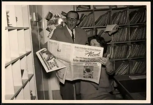 Fotografie Paar liest Tageszeitung Der Abend