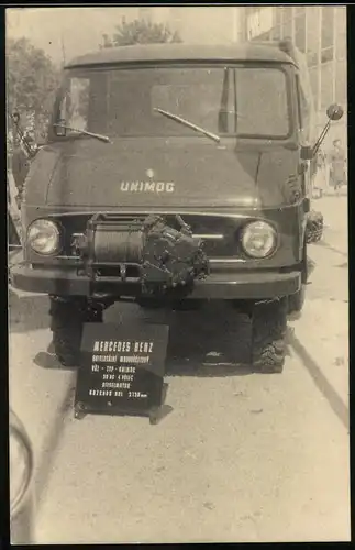 Fotografie Lastwagen Mercedes Benz Unimog, LKW an einem Messestand stehend