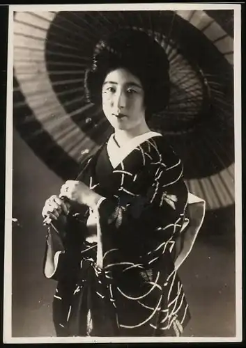Fotografie asiatische Volkstypen, Geisha im Kimono mit Schirm