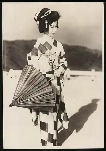 Fotografie Geisha im Kimono mit Schirm am Strand, asiatische Volkstypen