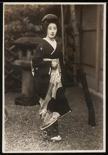 Fotografie junge Geisha im Kimono, asiatische Volkstypen