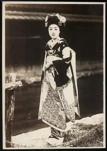 Fotografie junge Geisha im Kimono, japanische Tracht