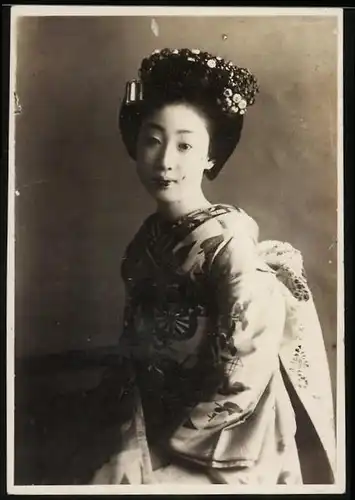 Fotografie Portrait junge Asiatin, Geisha im Kimono