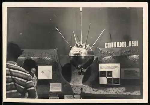 Fotografie Raumfahrt, Raumsonde Luna 1 - Lunik 1 bei einer Ausstellung