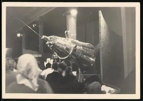 Fotografie Raumfahrt, Raumsonde Sputnik 3 bei einer Ausstellung