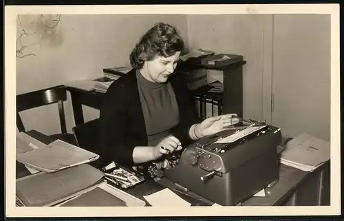 Fotografie Sekretärin bei der Arbeit mit Schreibmaschine