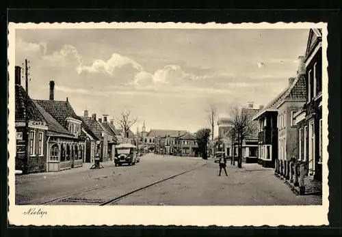 AK Nietap, Ortspartie mit Cafe und Autos