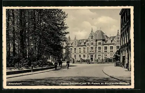 AK Amersfoort, Achter Davidshof met St. Pieters en Blocklandts Gasthuis