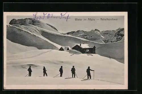 AK Nebelhornhaus, Berghütte hinter Skifahrern
