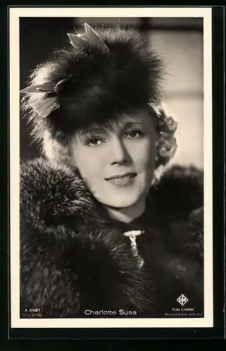AK Schauspielerin Charlotte Susa mit extravaganter Kopfbedeckung