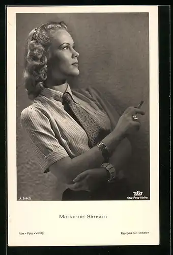 AK Schauspielerin Marianne Simson mit Zigarette in der Hand
