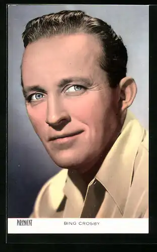 AK Schauspieler Bing Crosby blickt lächelnd in die Ferne