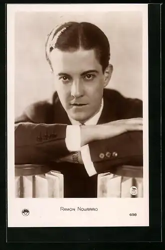 AK Schauspieler Ramon Novarro mit fragendem Blick