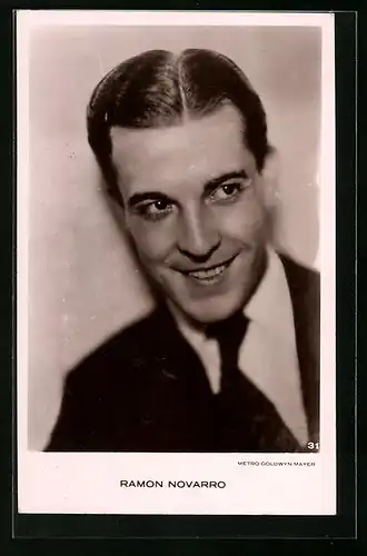 AK Schauspieler Ramon Novarro mit freundlichem Lächeln