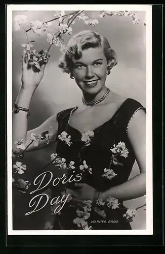 AK Schauspielerin Doris Day posiert zwischen blühenden Zweigen