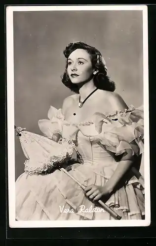 AK Schauspielerin Vera Ralston im schulterfreien Kleid
