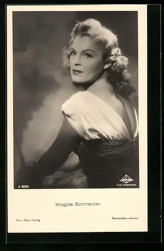 AK Schauspielerin Magda Schneider blickt nachdenklich über die Schulter