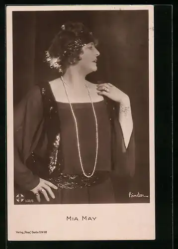 AK Schauspielerin Mia May im eleganten Kleid