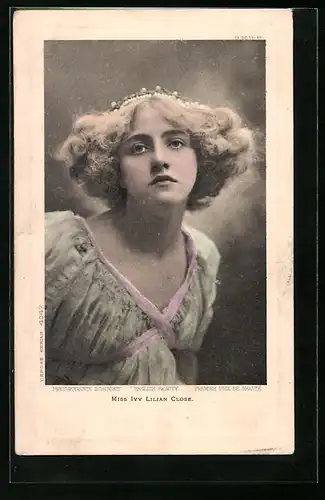 AK Schauspielerin Ivy Lilian Close blickt nachdenklich in die Ferne