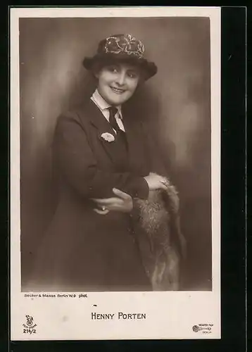 AK Schauspielerin Henny Porten mit Hut und Mantel