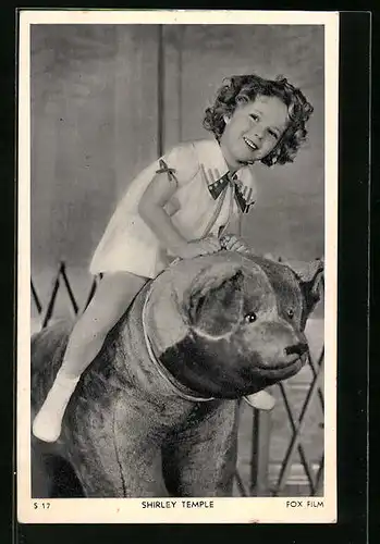 AK Schauspielerin Shirley Temple reitet auf einem grossen Stoffbären